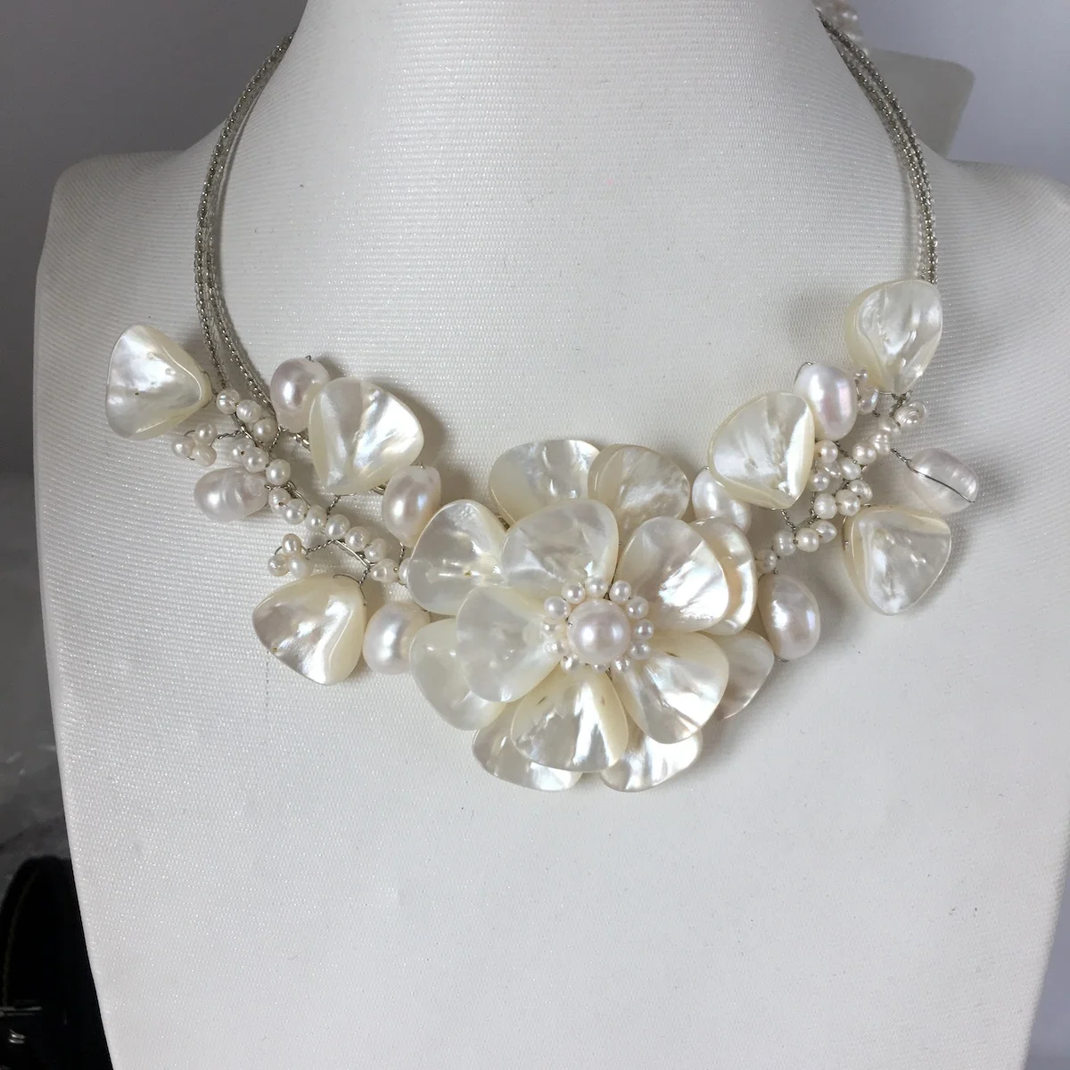 

2019 Luxury Punk White Sea Shell Choker Necklace Flower Necklace Necklaces for Women