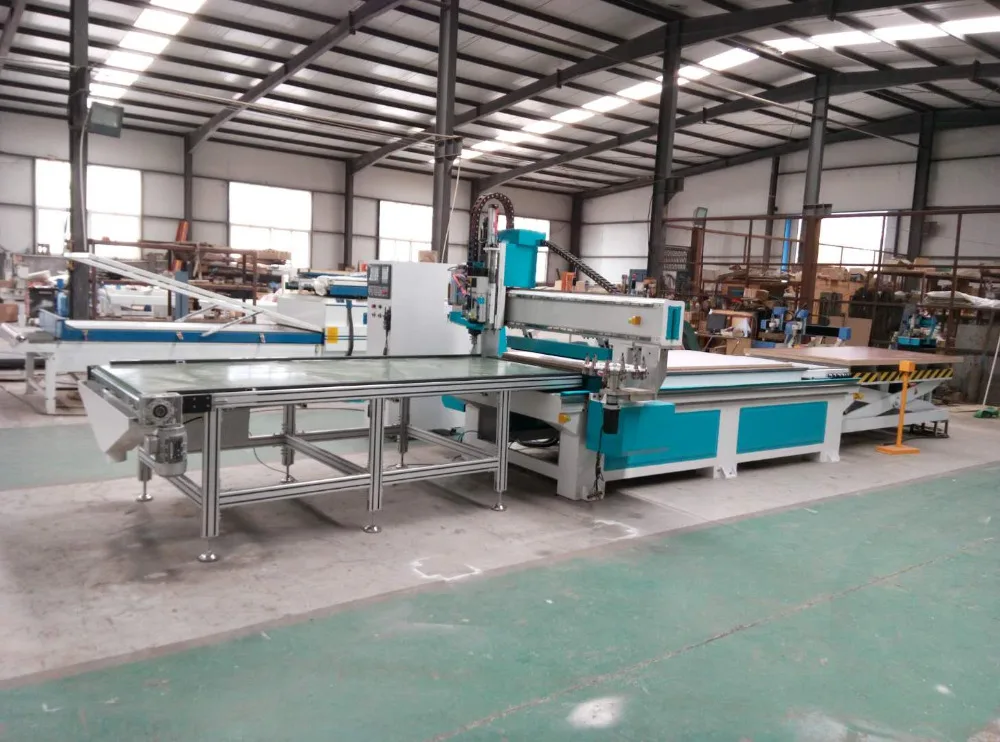 Автоматическая загрузка и разгрузка древесины cnc маршрутизатор для двери шкафа