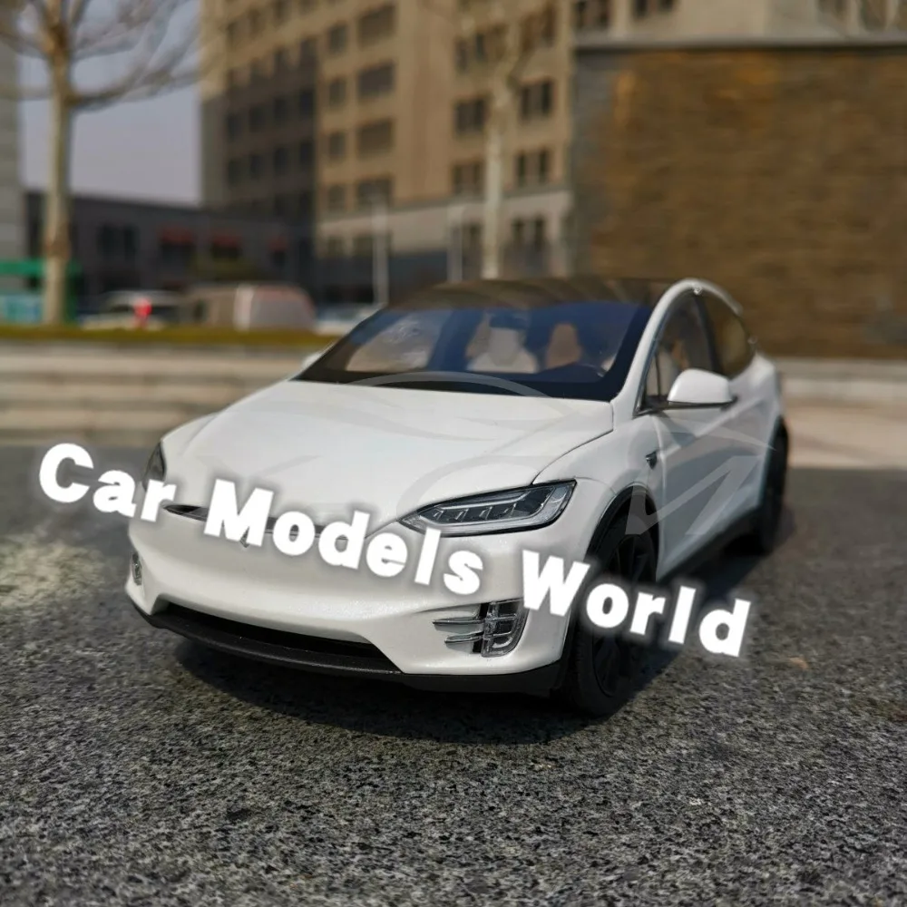 Литая под давлением модель автомобиля для модели X (белая) 1:18 + маленький
