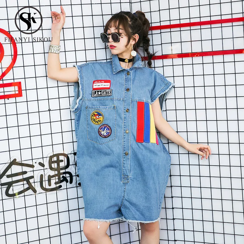 Женский джинсовый комбинезон без рукавов свободный с карманами и заплатками