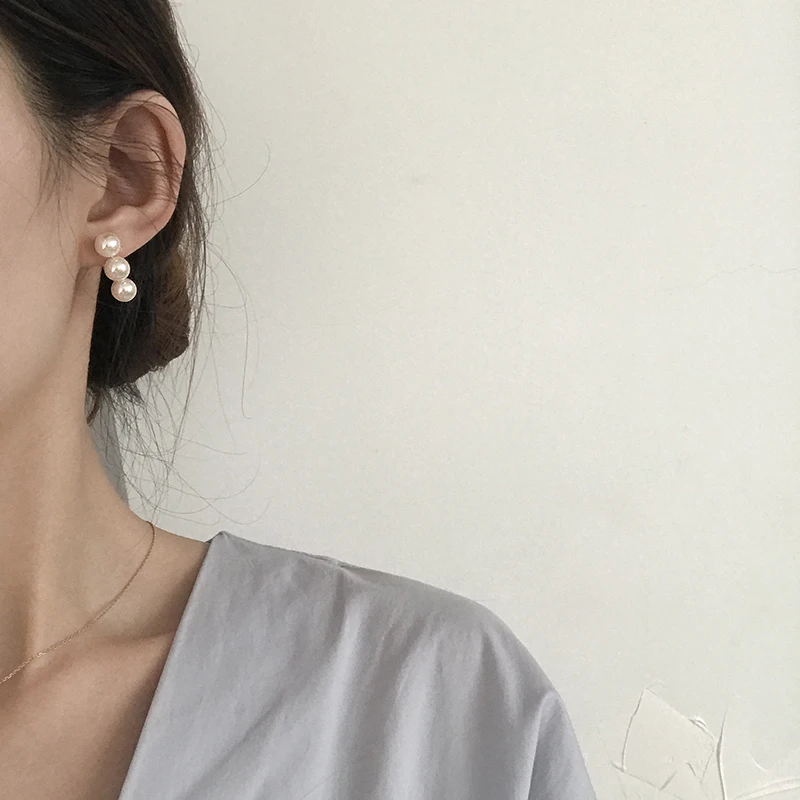 HUANZHI, винтажные классические латунные позолоченные металлические серьги-гвоздики с тремя жемчужинами для женщин, девушек, студентов, подарок