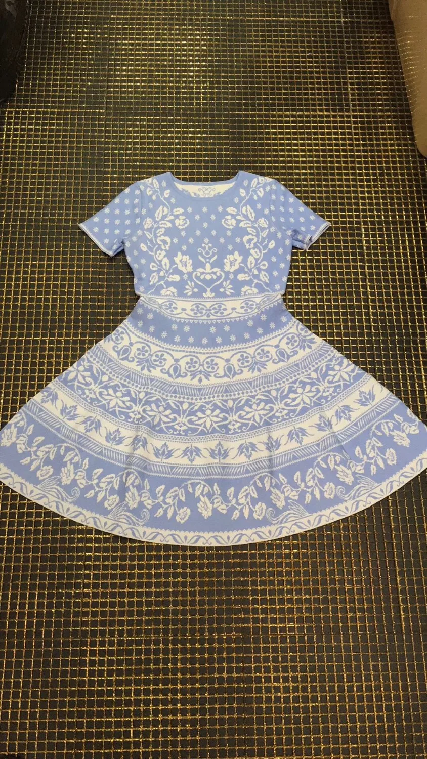 Женское вечернее платье трапеция элегантное небесно голубого и белого цвета с