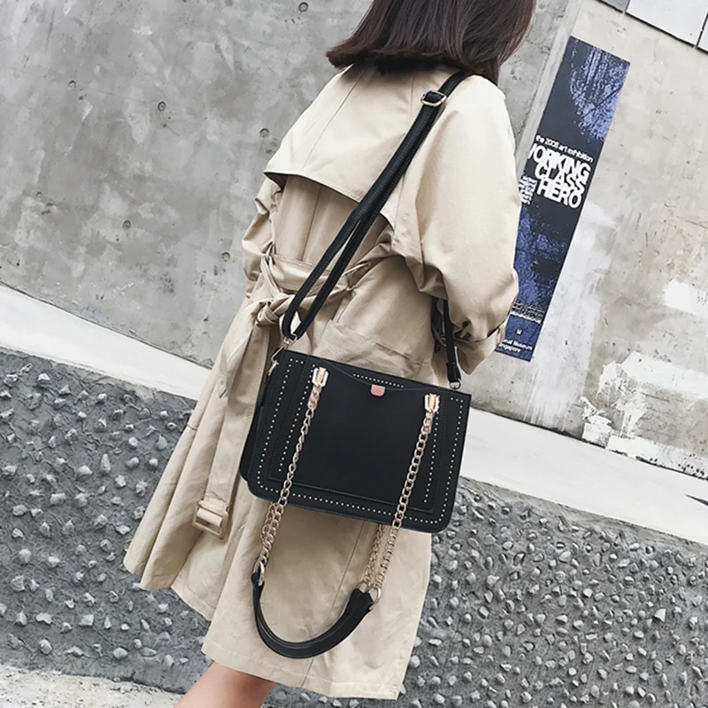Женская сумка с заклепками и металлической цепочкой повседневная тоут из
