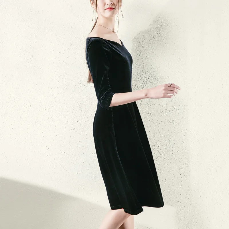 Черное бархатное платье на одно плечо с воротником лодочкой и рукавом три