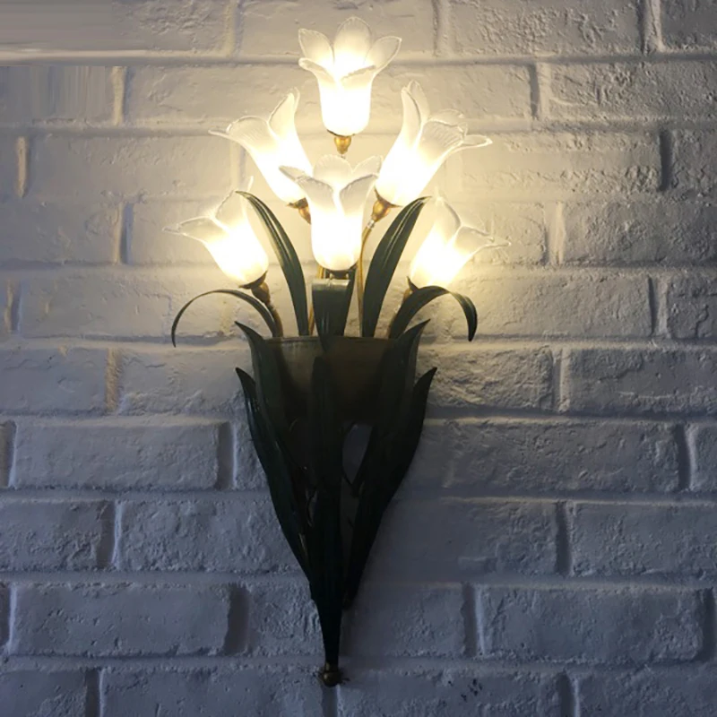 Настенный светильник Металлическое бра Бело золотое Бра на основании золотого