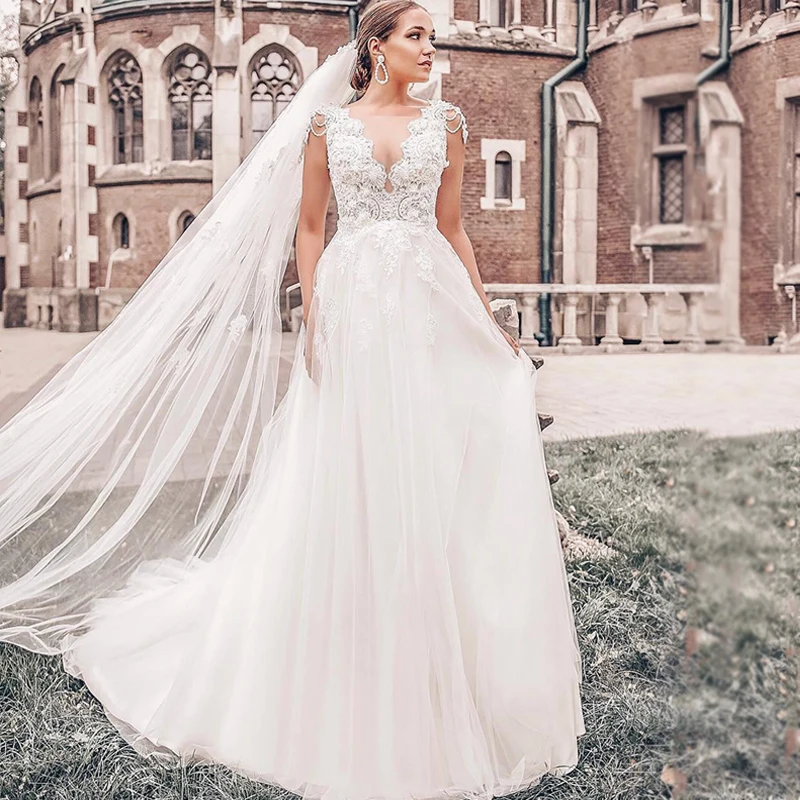 Свадебные платья без рукавов с v образным вырезом украшенные жемчугом и бусинами