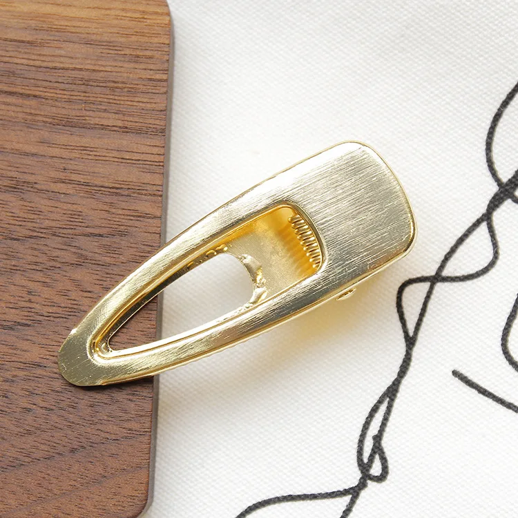 

Korean Version Ins Wind Simple Hair Accessories Metal Geometry Love Square Long Paragraph Duckbill Clip Side Clip Ladies Jewelry