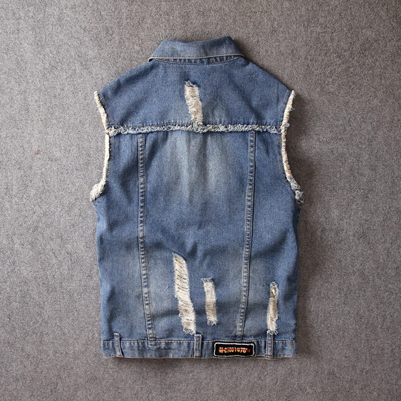 Мужская джинсовая куртка в стиле ретро голубая байкерская без рукавов