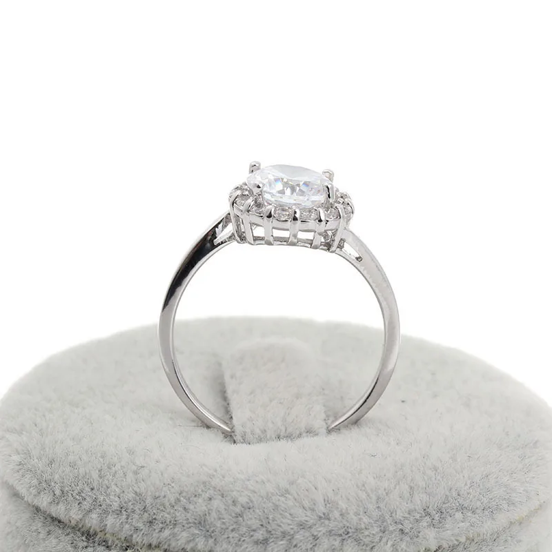 Кольцо обручальное женское с крупным круглым фианитом и квадратными