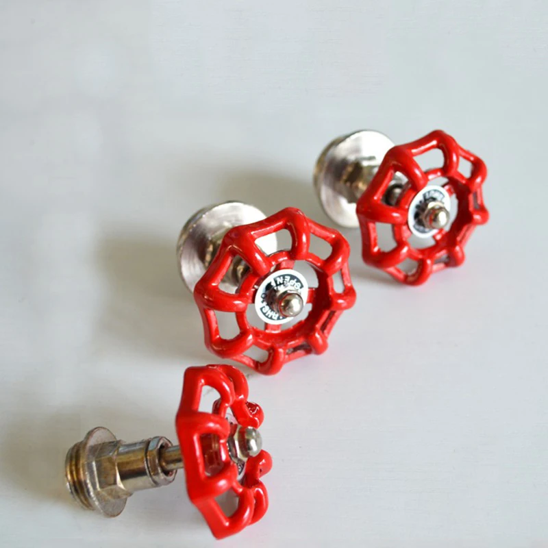 Трубопроводный клапан в стиле ретро из чугуна вертикальный В индустриальном для