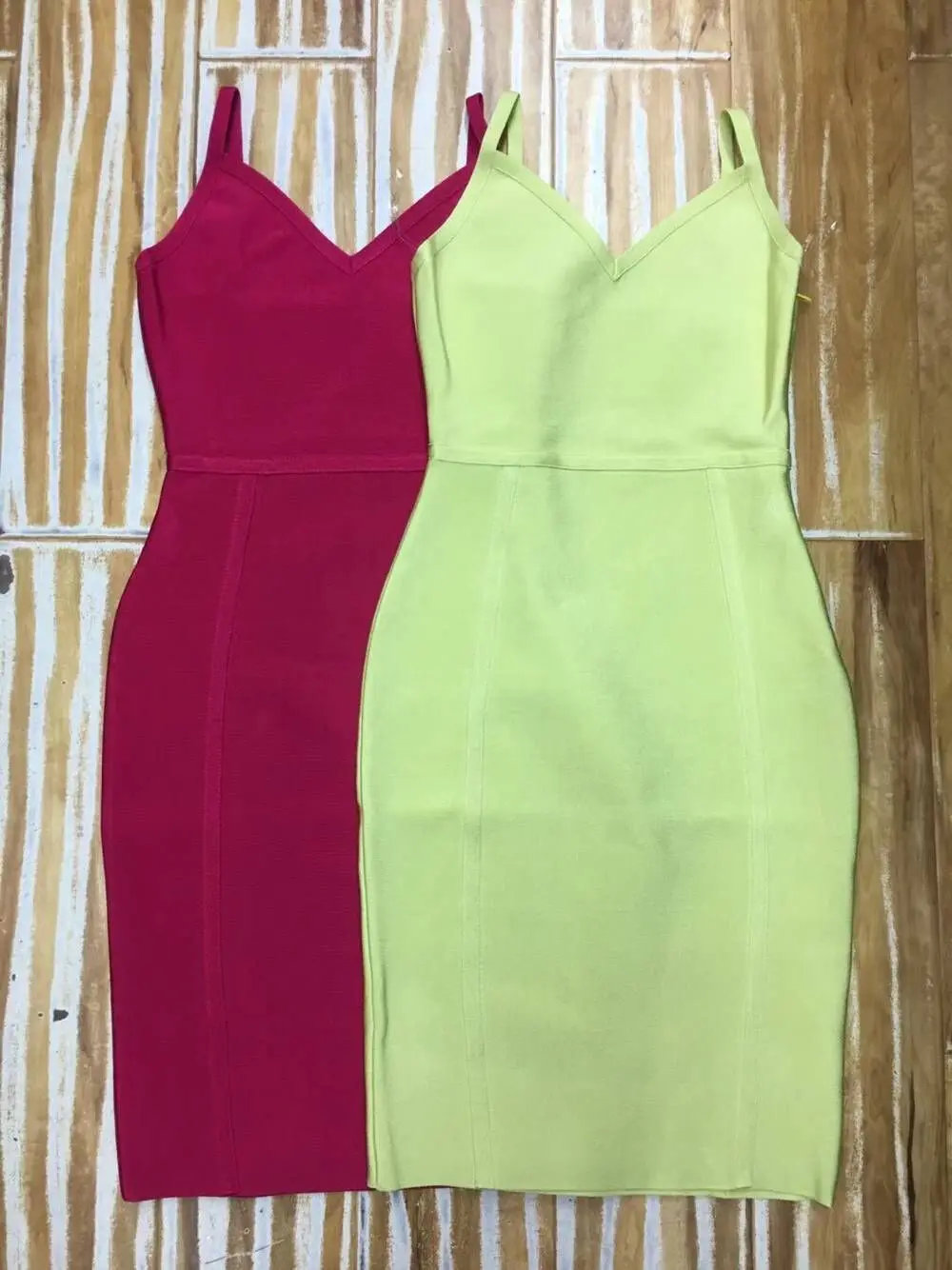 Женское облегающее платье без рукавов зеленое розовое с глубоким v-образным