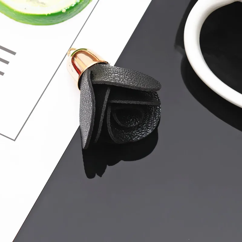 Black 5 шт. искусственная кожа Цветы кисточки бахрома DIY брелок изготовление сережек/штор Швейные аксессуары сумка подвеска автомобиля Цветы кисточки - Цвет: Black