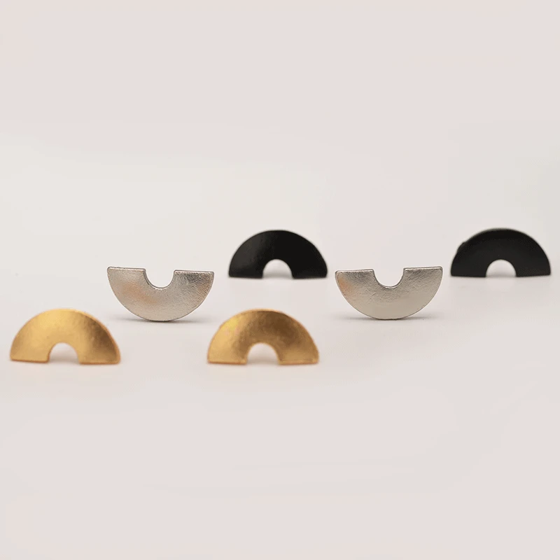 Полукруглые металлические серьги-гвоздики золотистого и серебряного цвета с