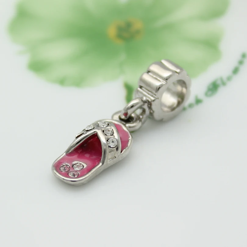 Белый. Красный. Зеленые пляжные сандалии очаровательные европейские бусы