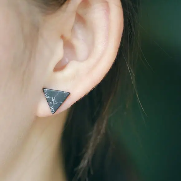Новые простые треугольные мраморные маленькие серьги гвоздики в стиле панк