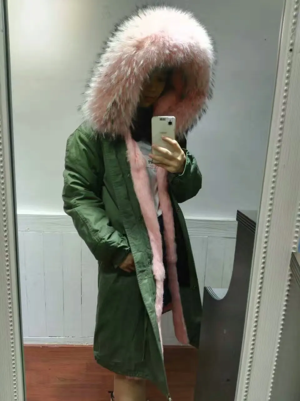 Женская длинная парка с капюшоном и воротником из меха енота серо зеленая