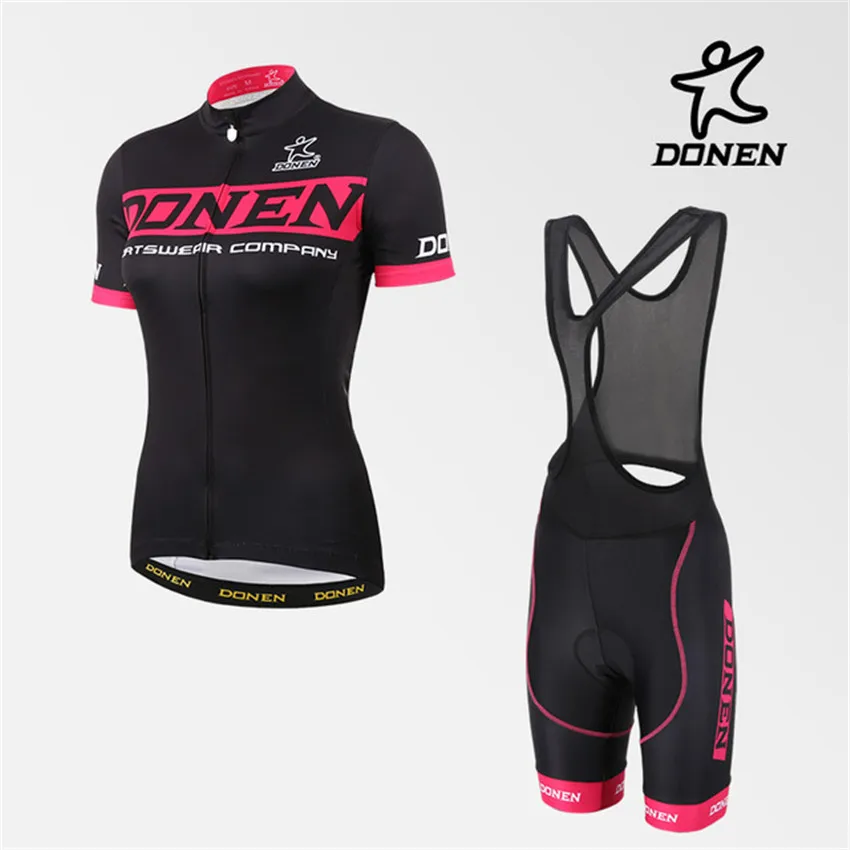 Дамский велосипедный комплект DONEN Cycling в розовой короткорукавной майке команды, с краткими шортами со шлейфами и вкладышами под гонку на велосипеде.