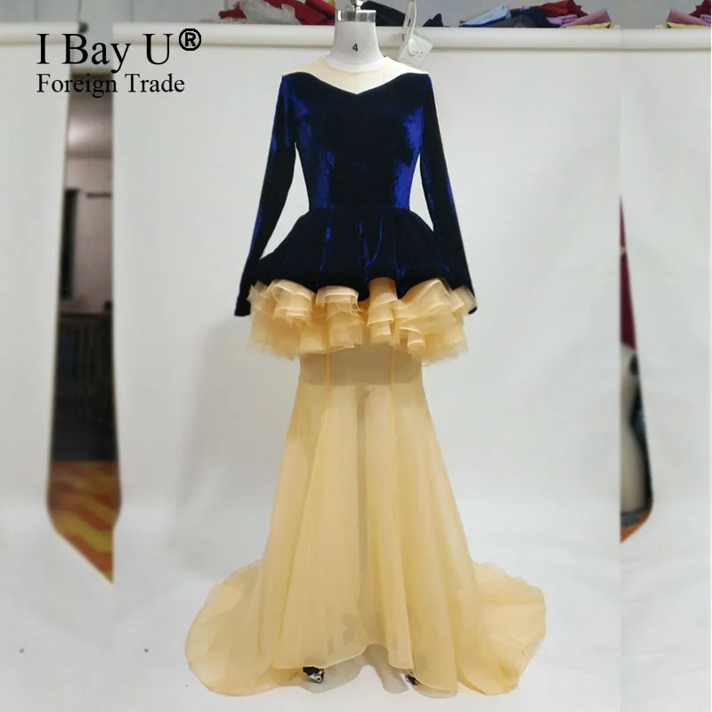 Настоящее фото синего бархатного вечернего платья с круглым вырезом сексуальная