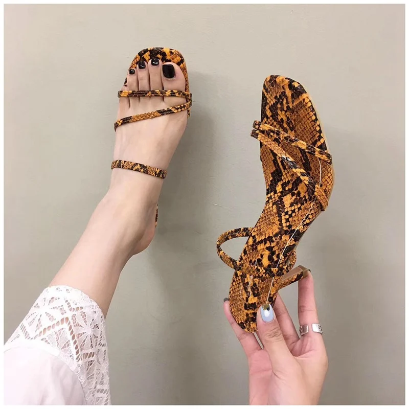Коричневый SUOJIALUN/Новинка года; Брендовые женские босоножки; Модные женские босоножки со змеиным принтом; Туфли-лодочки на высоком тонком каблуке с открытым носком для улицы - Цвет: Коричневый
