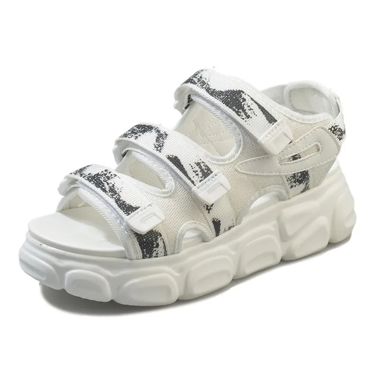 Женские сандалии на платформе Fujin летние плоской подошве с модным принтом