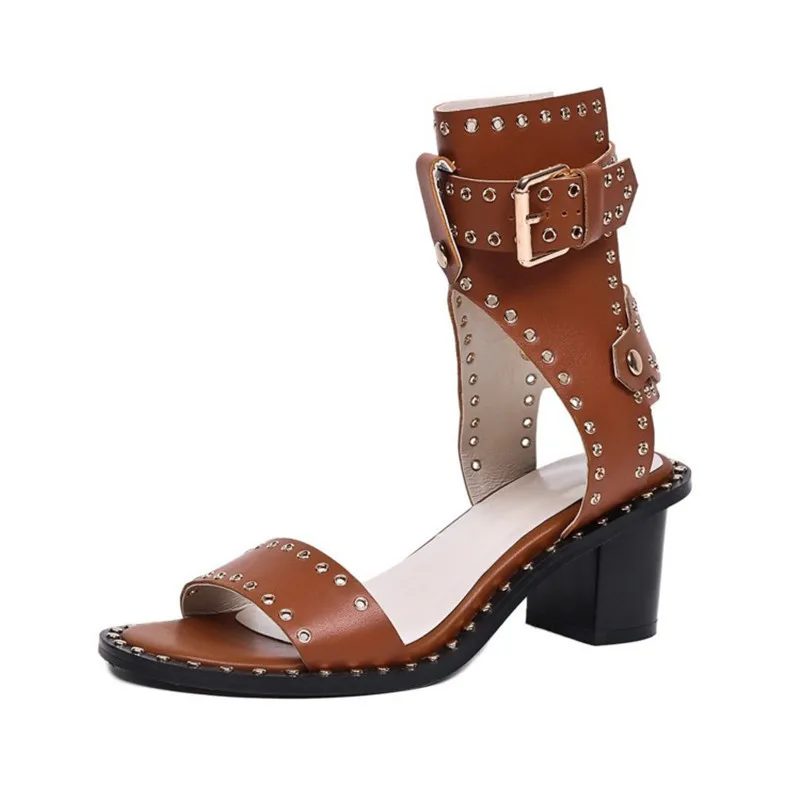 Модные дизайнерские босоножки из искусственной кожи с шипами боевые до