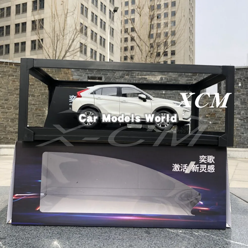 Литая модель автомобиля для Eclipse Cross 1:18 (белый) + маленький подарок! |