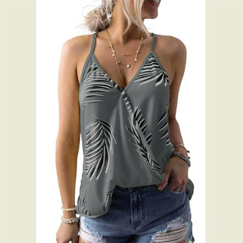 Женская трикотажная футболка с треугольным вырезом однотонная облегающая