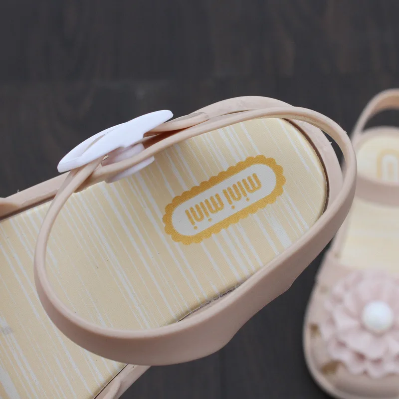 Детские сандалии на ремешке с пряжкой прозрачные цветами и сердечками пляжные