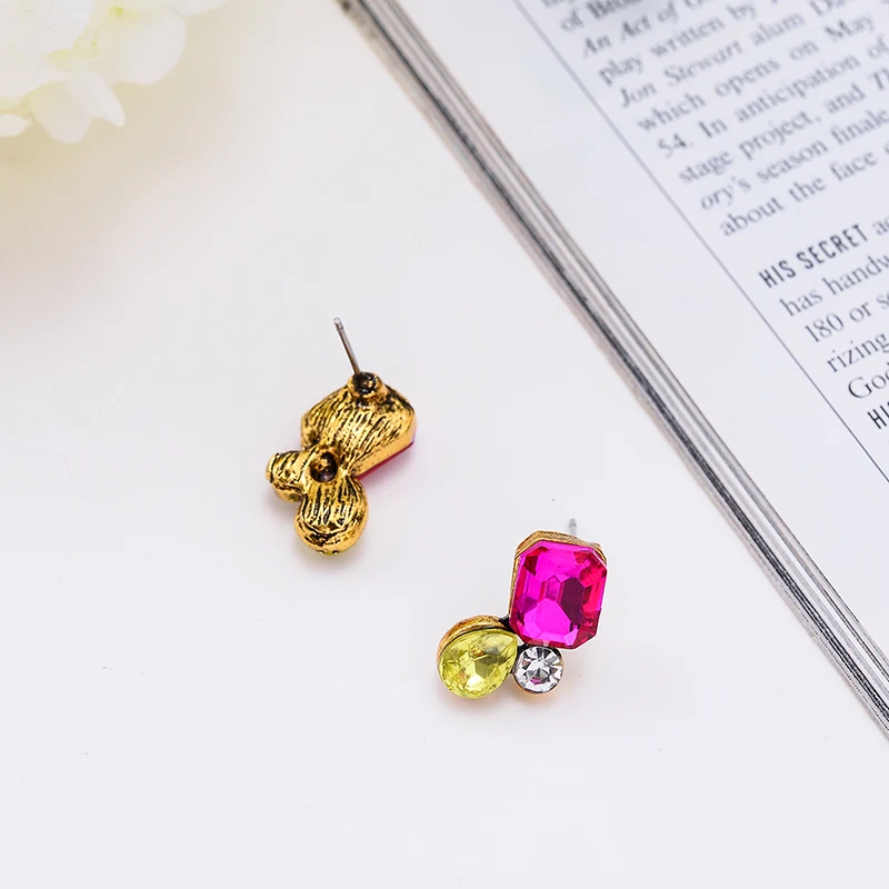 Серьги гвоздики из полимерного опала инкрустированные