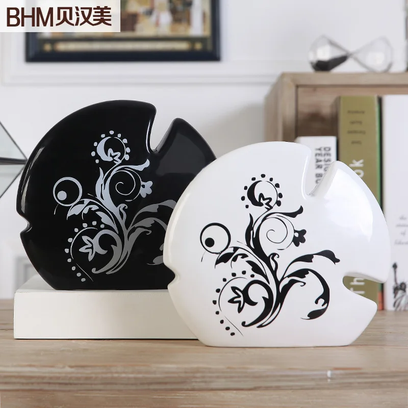 

home decoration accessories Furnishing TV cabinet wedding gifts ceramic craft ornaments on black and white couple kiss fish