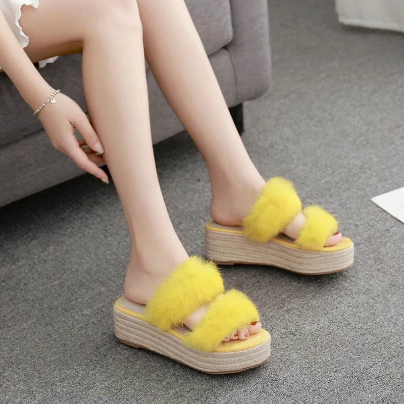 Летние женские шлепанцы с пушистым мехом босоножки на толстой платформе