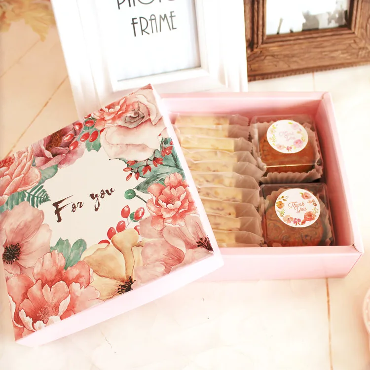 Коробка с крышкой и поддоном для цветов розового цвета коробка пирожных печенья