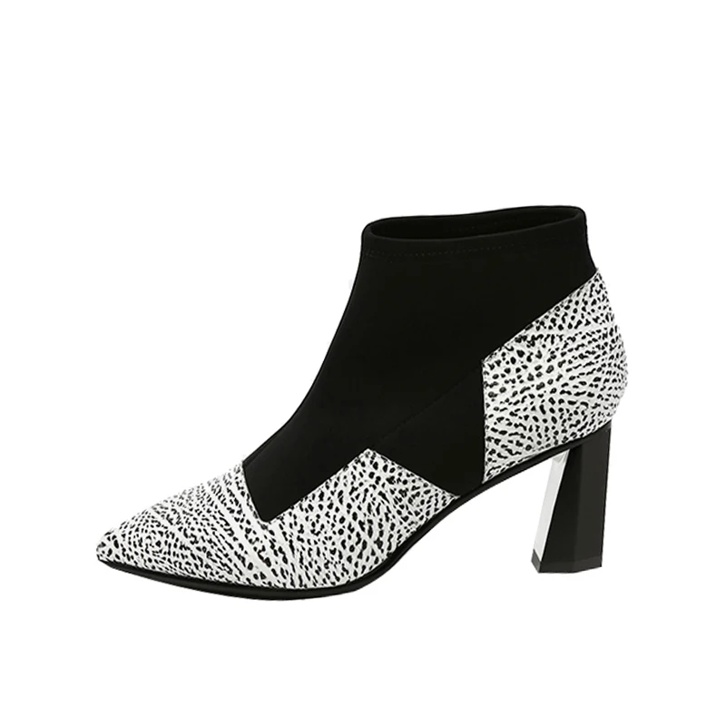 Женские ботильоны с металлическим украшением обувь острым носком на высоком