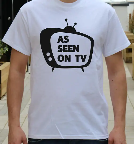 Как видно по телевизору крутая футболка забавная подарок для друга стандартная