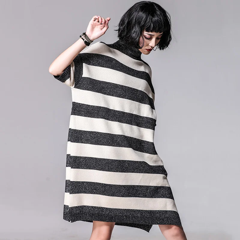 Трикотажное платье TWOTWINSTYLE с коротким рукавом и высоким воротником высокой