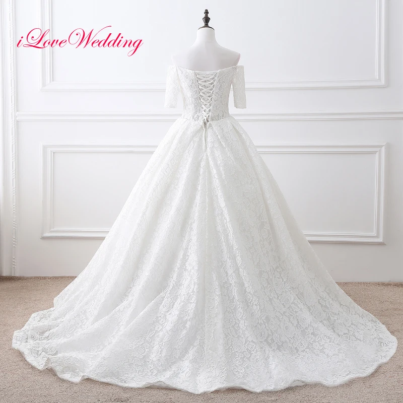 Белое кружевное свадебное платье бальное с открытыми плечами V-образным вырезом