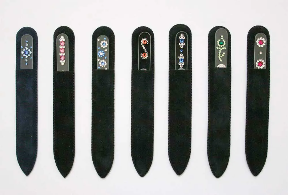 Набор для маникюра с кристаллами в черных бархатных мешочках/рукавах 8 цветов на