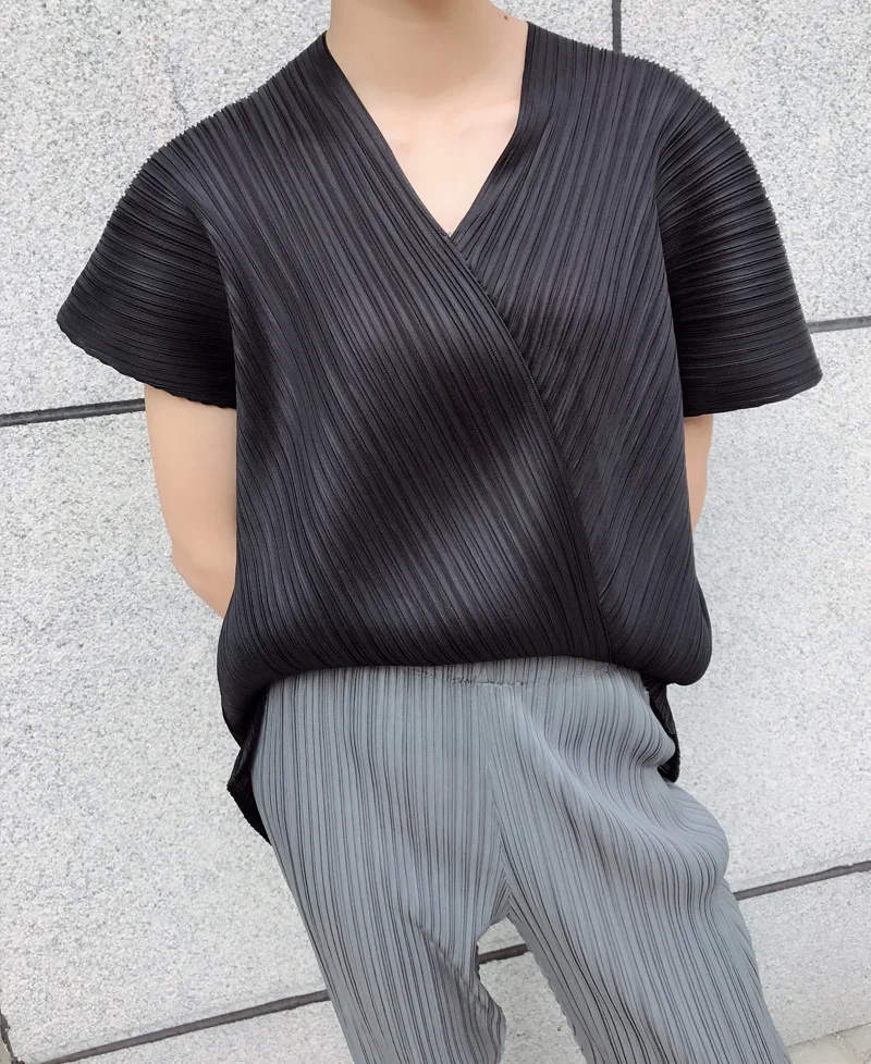 Женский плиссированный пуловер LANMREM с коротким рукавом и треугольным вырезом