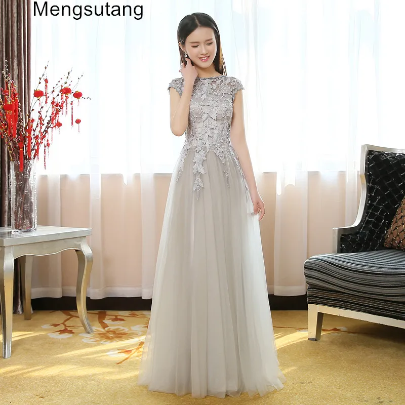 Женское вечернее платье без рукавов серое длинное кружевное трапеция с круглым