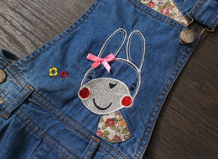 Джинсовый сарафан для девочек на подтяжках с вышивкой в виде кролика | Детская