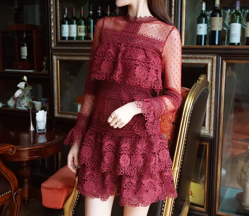 Короткое кружевное платье с оборками подиумное темное из кружева длинным