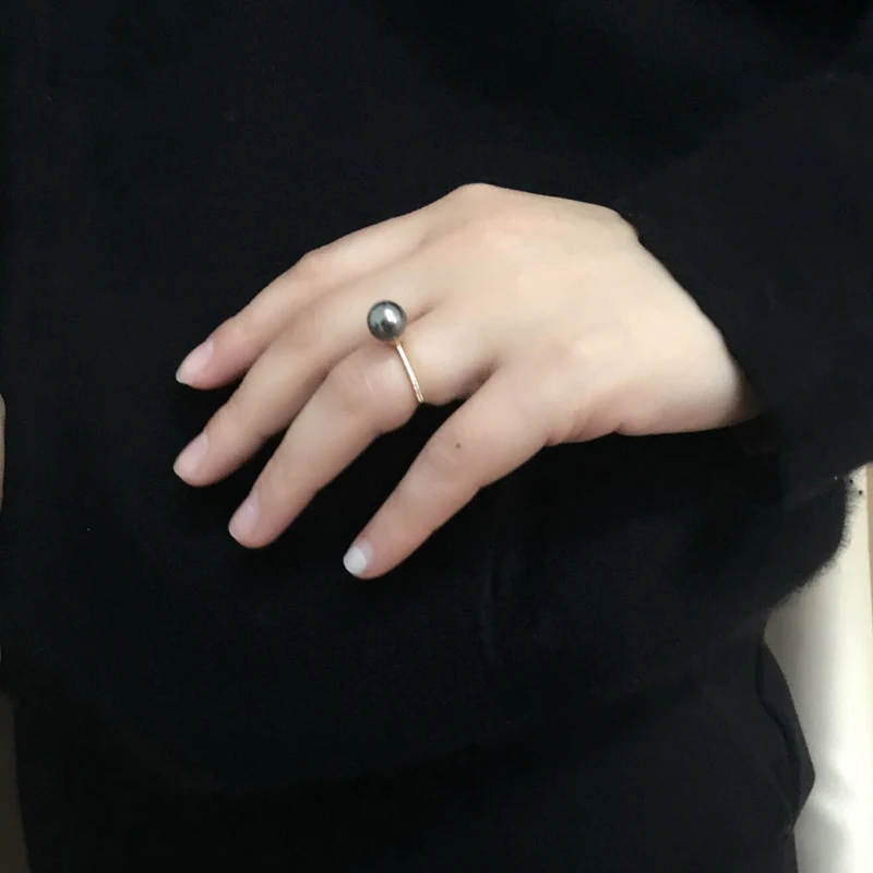 Настоящее свадебное кольцо из 18-каратного желтого золота с черным жемчугом