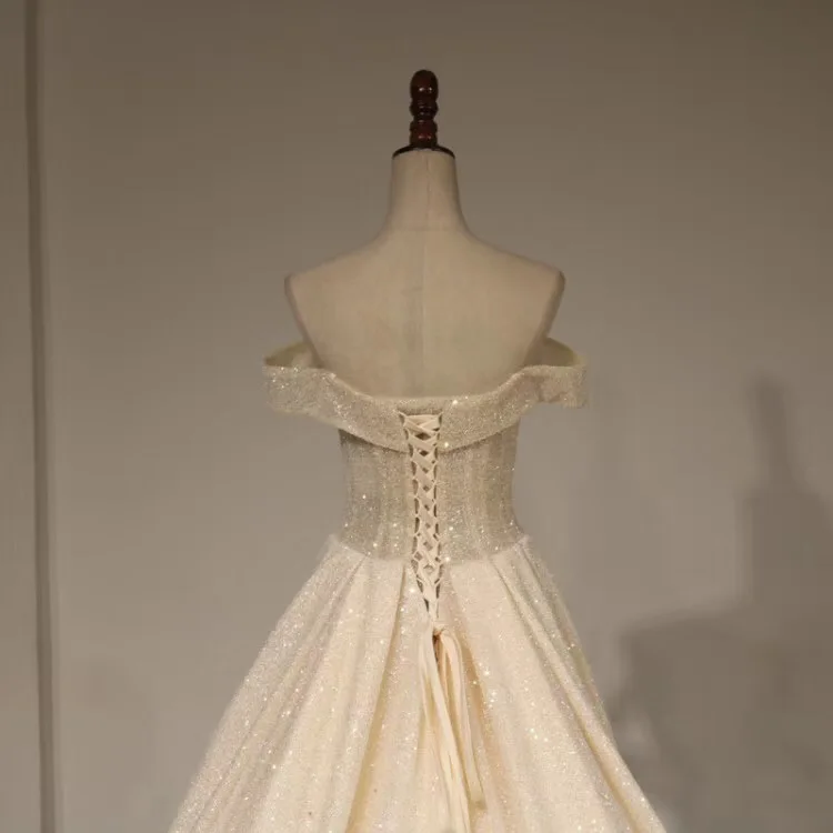 Свадебное платье CloverBridal с длинным шлейфом открытыми плечами сверкающими
