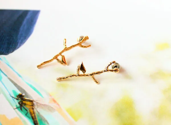 Позолоченные серьги-гвоздики в форме ветки с маленькой птицей особый дизайн для