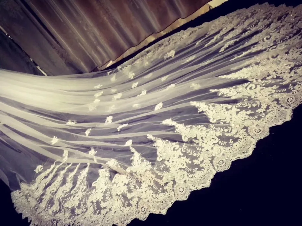 Свадебная фата с блестками роскошная длинная кружевной каймой и длинным шлейфом