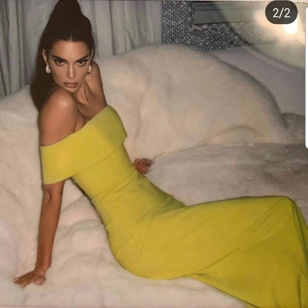 Женское Бандажное платье длинное желтое с коротким рукавом и вырезом лодочкой