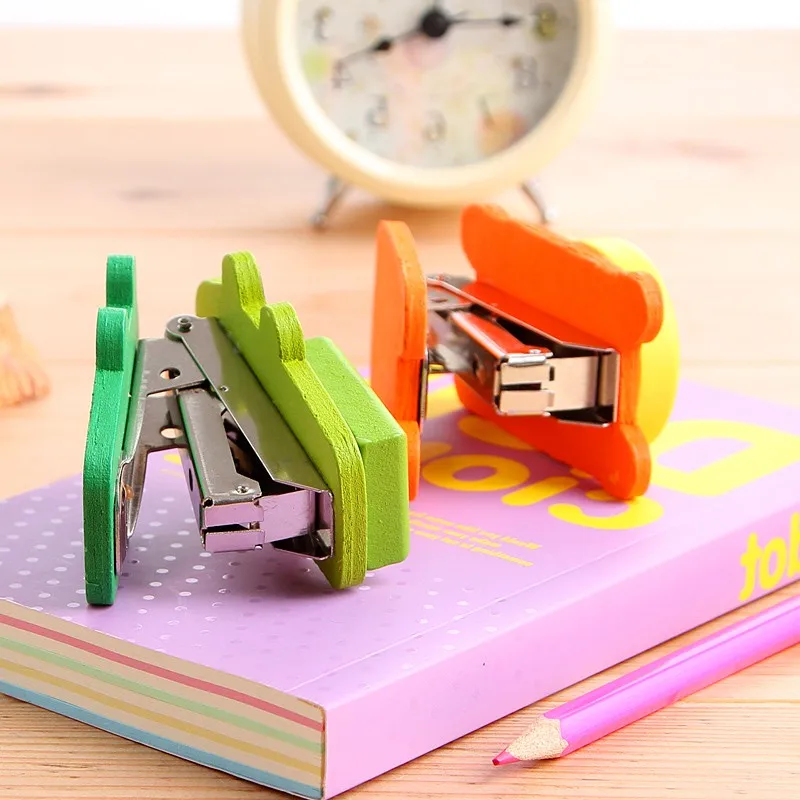 Милый мультяшный мини-степлер для дерева 1 шт. Карманный ручной степлер
