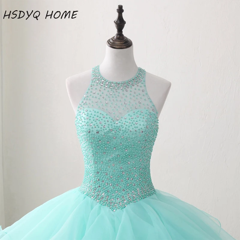 Женское бальное платье без рукавов из органзы с лямкой на шее и бисером длиной до