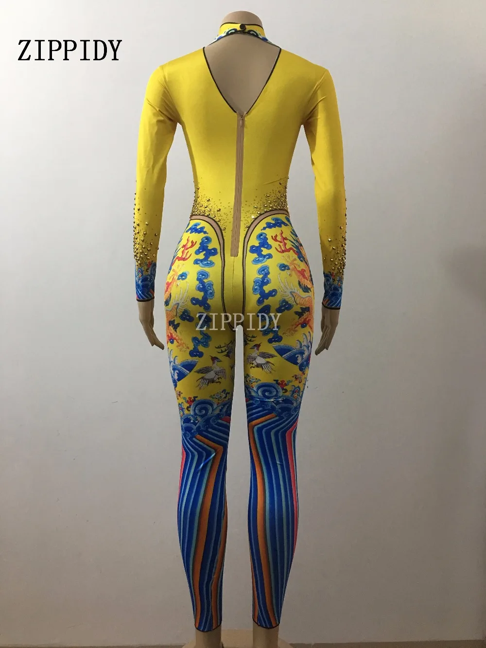 Женский комбинезон со стразами желтый в китайском стиле с принтом певицы цельный