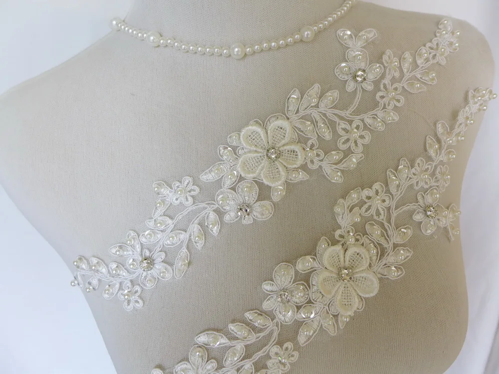 Аппликация из бисера и жемчуга цвета слоновой кости с объемным цветочным